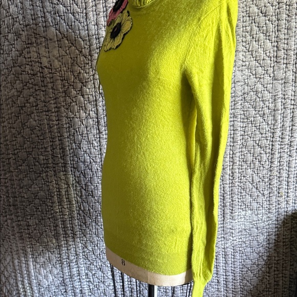 Tahari Woman Lime Green Sweater with Floral Accents.100%2-PLY Cashmere - Picture 6 of 12